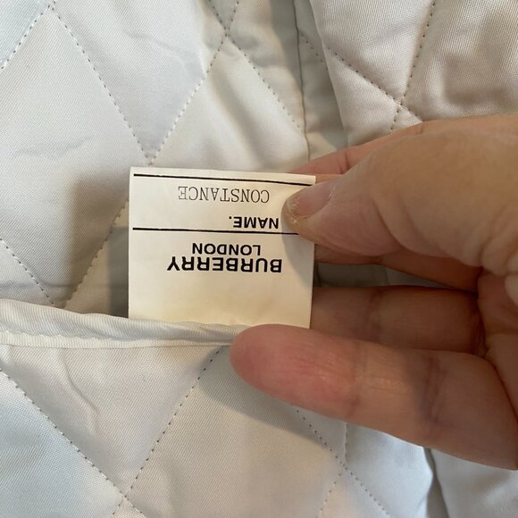 Burberry Constance Women’s White Quilted Jacket w/ Signature Plaid Lining – Size - Picture 2 of 10
